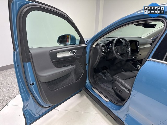 Used 2025 Volvo XC40 B5 Plus image 8