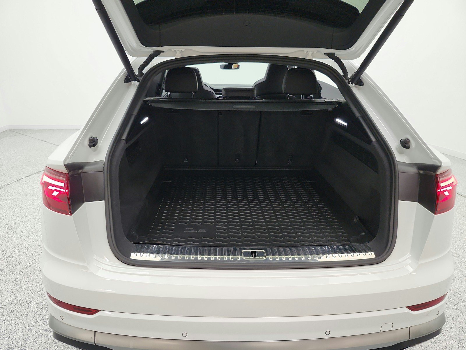Used 2024 Audi SQ8 Prestige AWD/4WD image 21