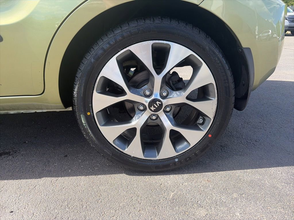 Used 2013 Kia Soul ! w/ Premium Pkg FWD image 4