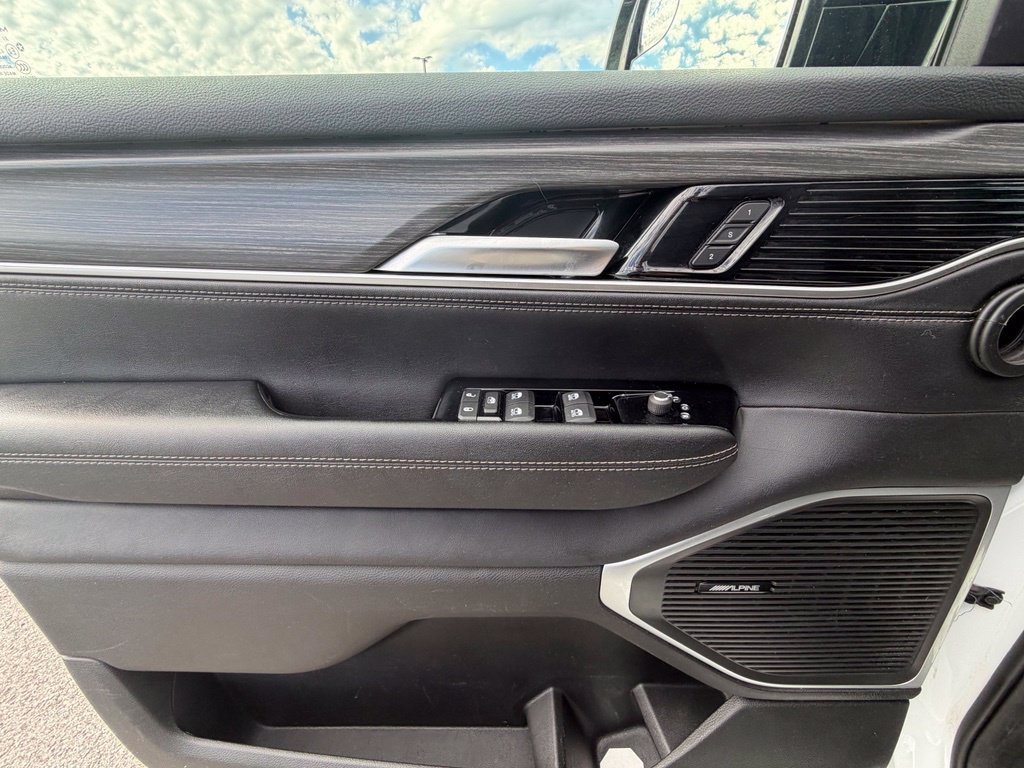 Used 2024 Jeep Wagoneer L Series II AWD/4WD image 15