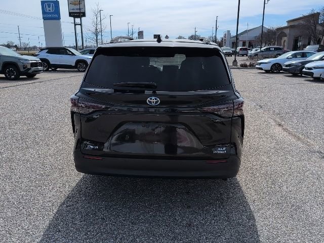 Used 2024 Toyota Sienna XLE image 19