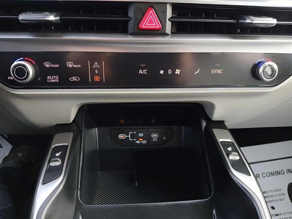 Used 2025 Kia Sorento S image 16