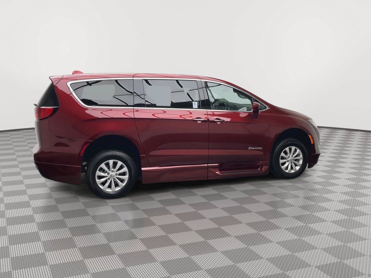 Used 2018 Chrysler Pacifica Touring Plus FWD image 35
