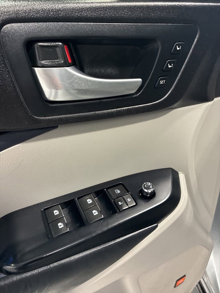 Used 2015 Toyota Highlander Limited AWD/4WD image 16