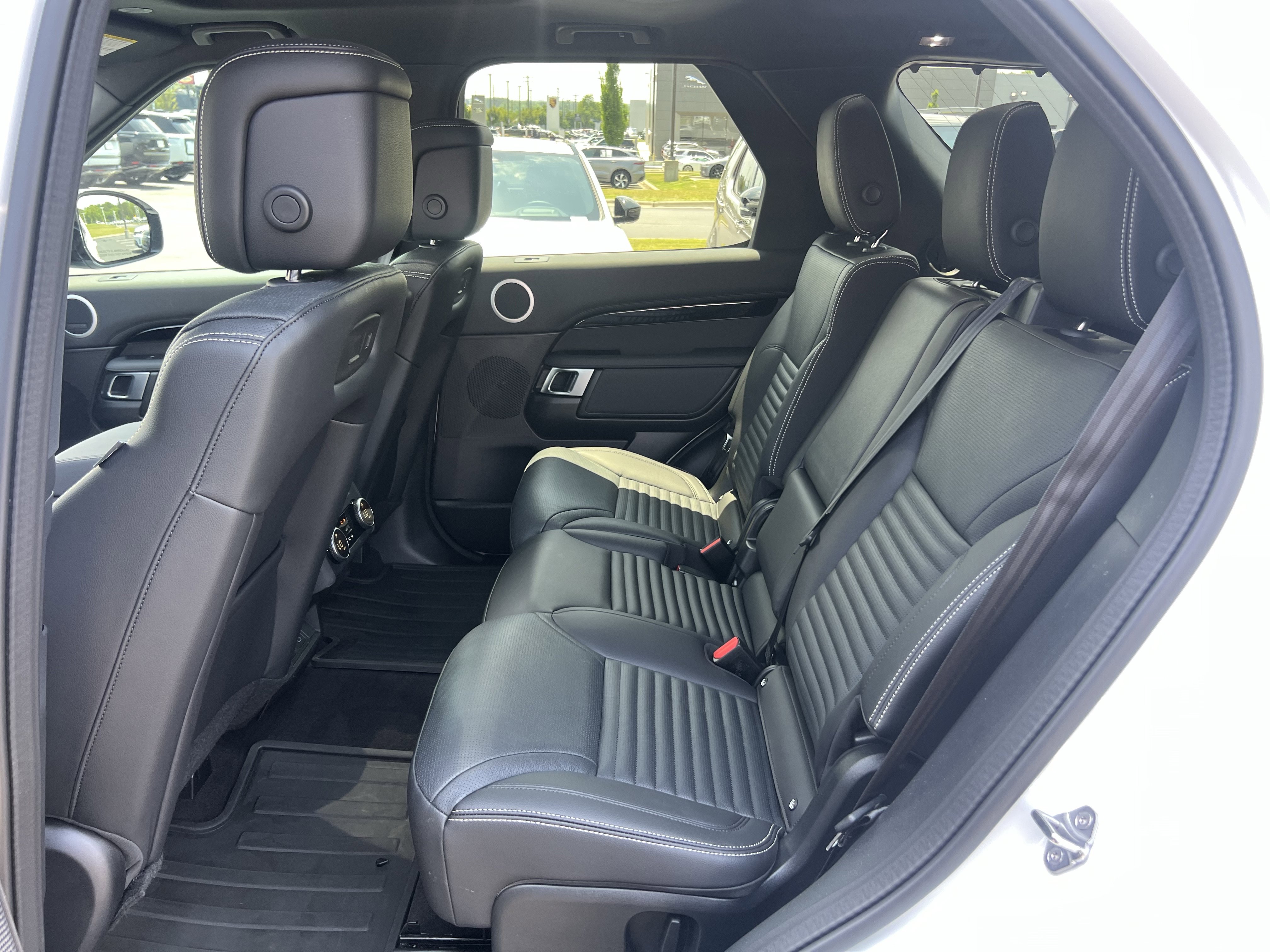 Certified 2025 Land Rover Discovery S AWD/4WD image 33