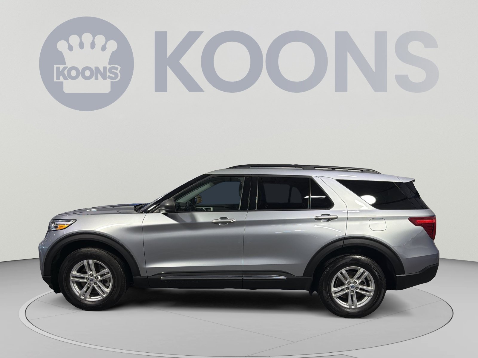 Used 2023 Ford Explorer XLT w/ Equipment Group 202A AWD/4WD image 2