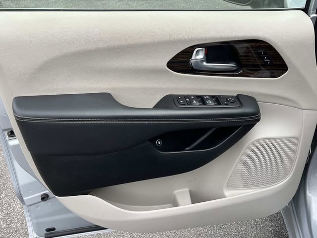Used 2023 Chrysler Pacifica Limited FWD image 27