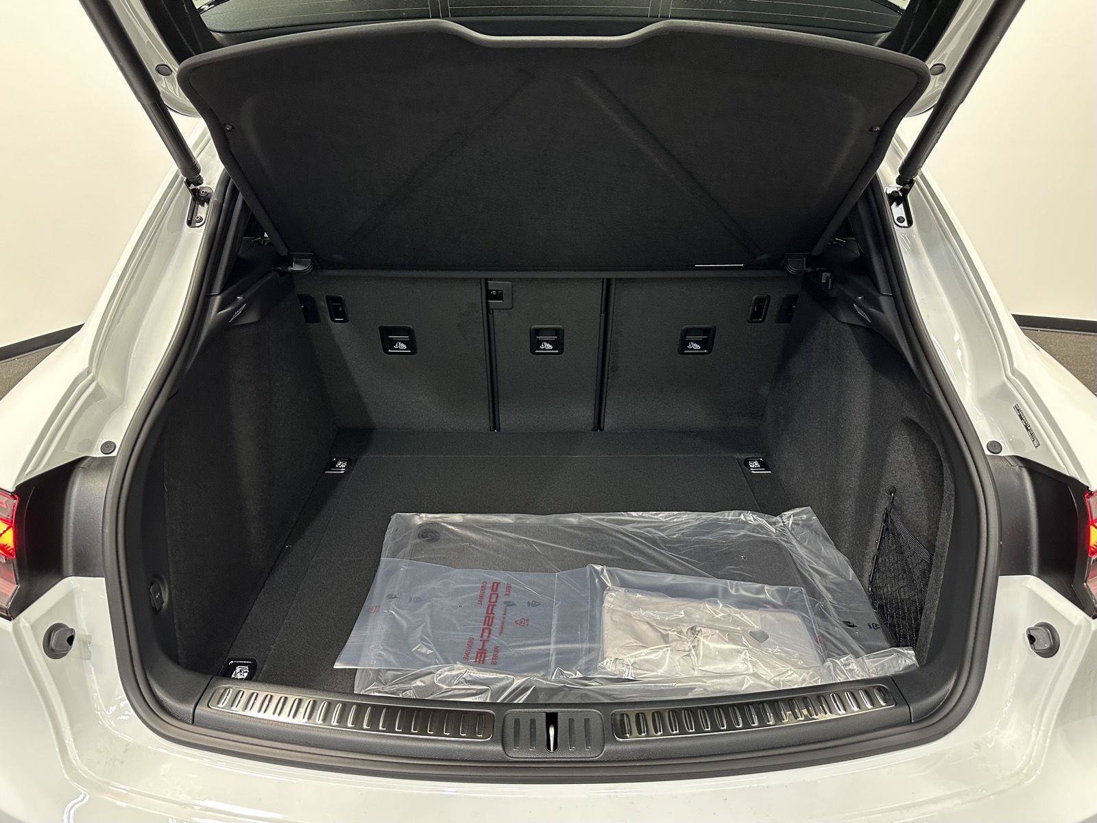 New 2026 Porsche Macan AWD/4WD image 37