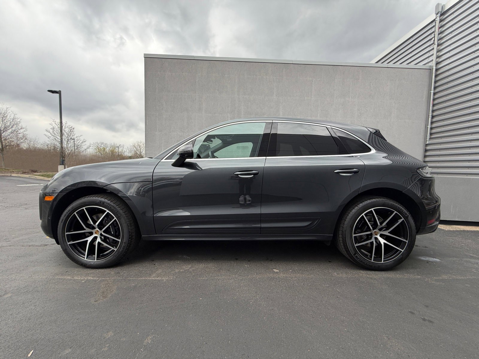 Certified 2025 Porsche Macan AWD/4WD image 2