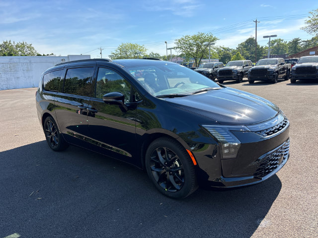 New 2027 Chrysler Pacifica Limited w/ Family Tech Group FWD image 2