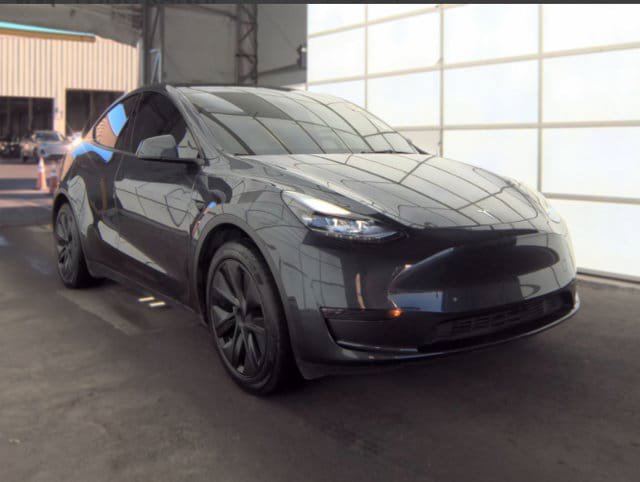 Used 2024 Tesla Model Y Long Range RWD image 2