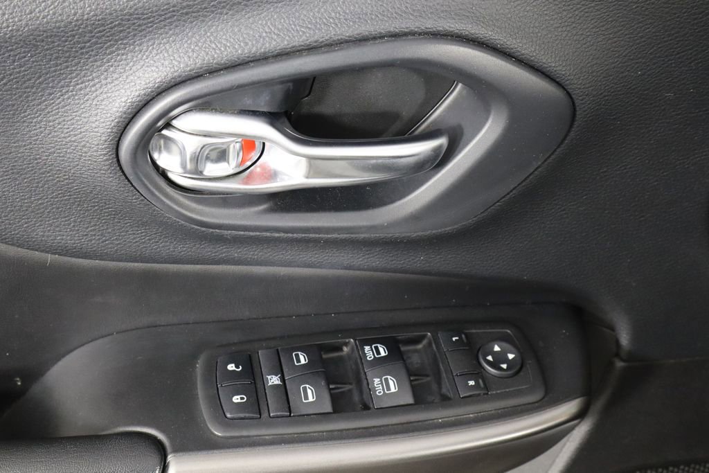 Used 2019 Jeep Cherokee Latitude Plus w/ Comfort/Convenience Group AWD/4WD image 20
