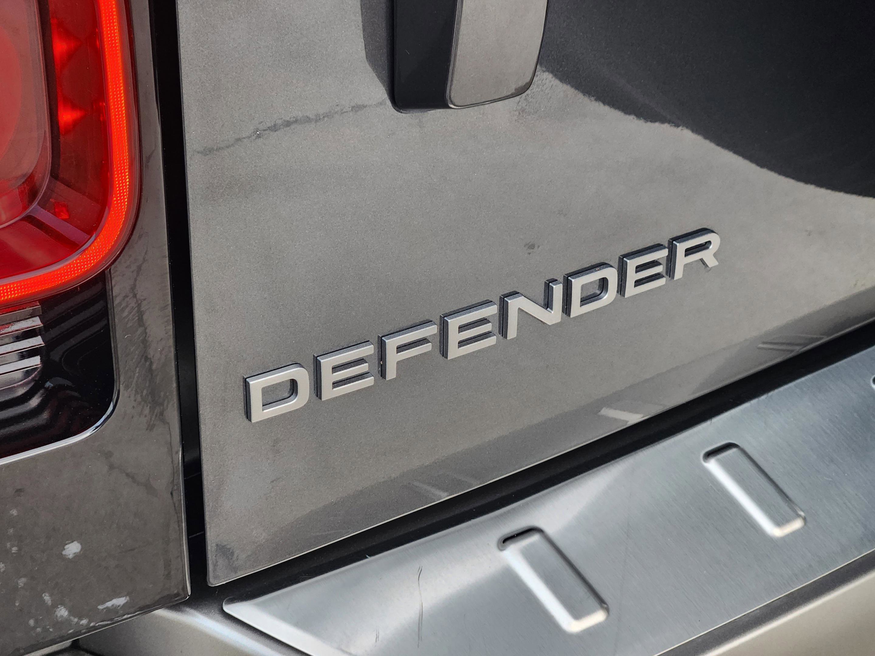 Certified 2025 Land Rover Defender 110 X-Dynamic SE AWD/4WD image 33