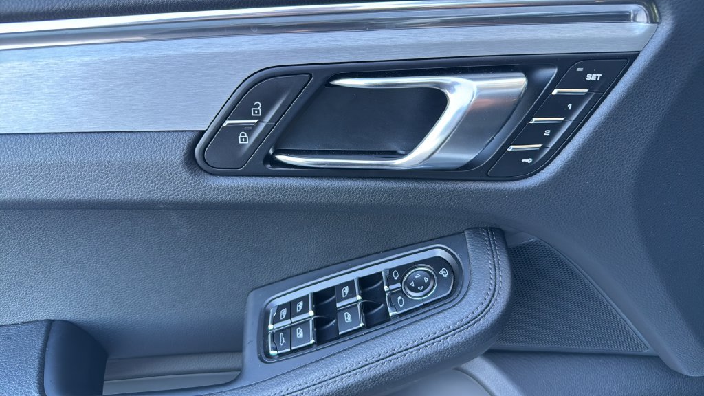 Certified 2026 Porsche Macan AWD/4WD image 8