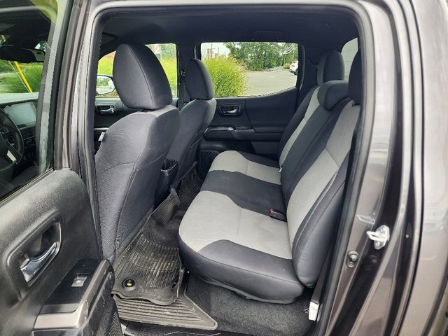 Used 2022 Toyota Tacoma TRD Off-Road image 22