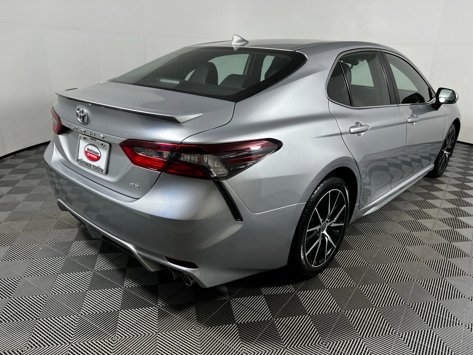 Used 2023 Toyota Camry SE image 5