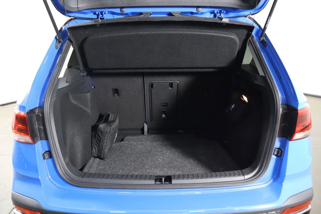 Used 2023 Volkswagen Taos SE w/ Panoramic Sunroof Package image 18