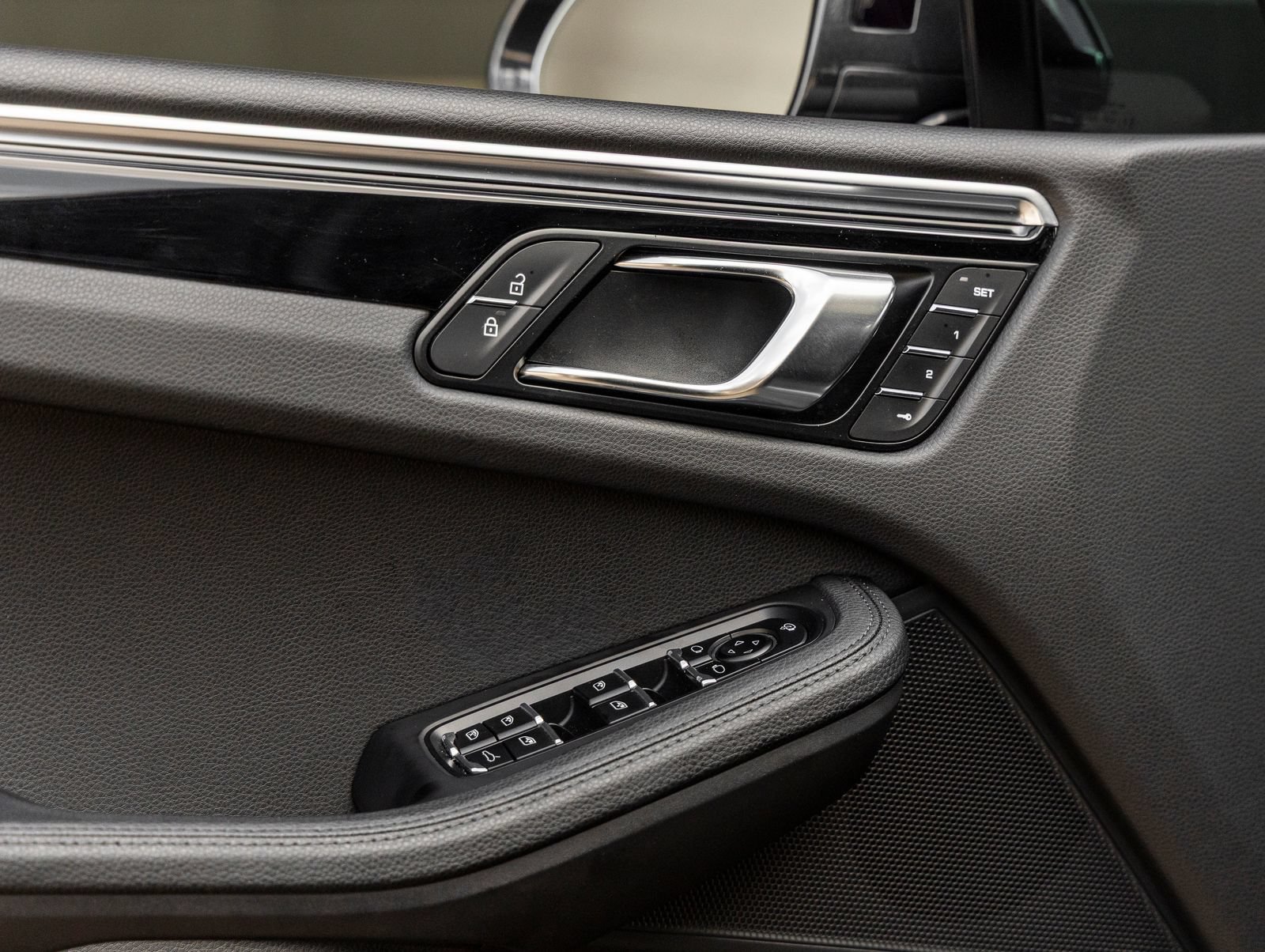 Certified 2024 Porsche Macan S AWD/4WD image 21