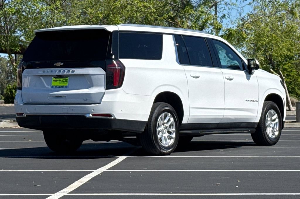 Used 2025 Chevrolet Suburban LT image 10