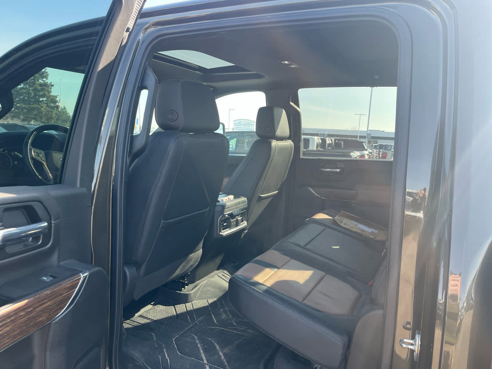 Used 2022 Chevrolet Silverado 2500 High Country w/ Safety Package II image 9