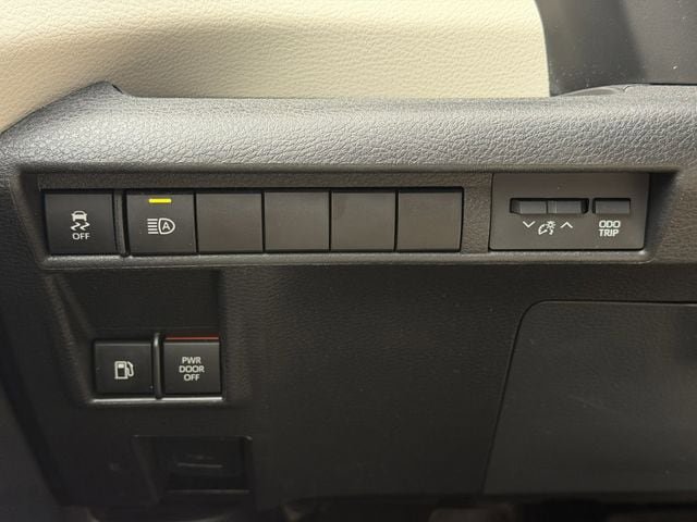 Certified 2023 Toyota Sienna XLE FWD image 22