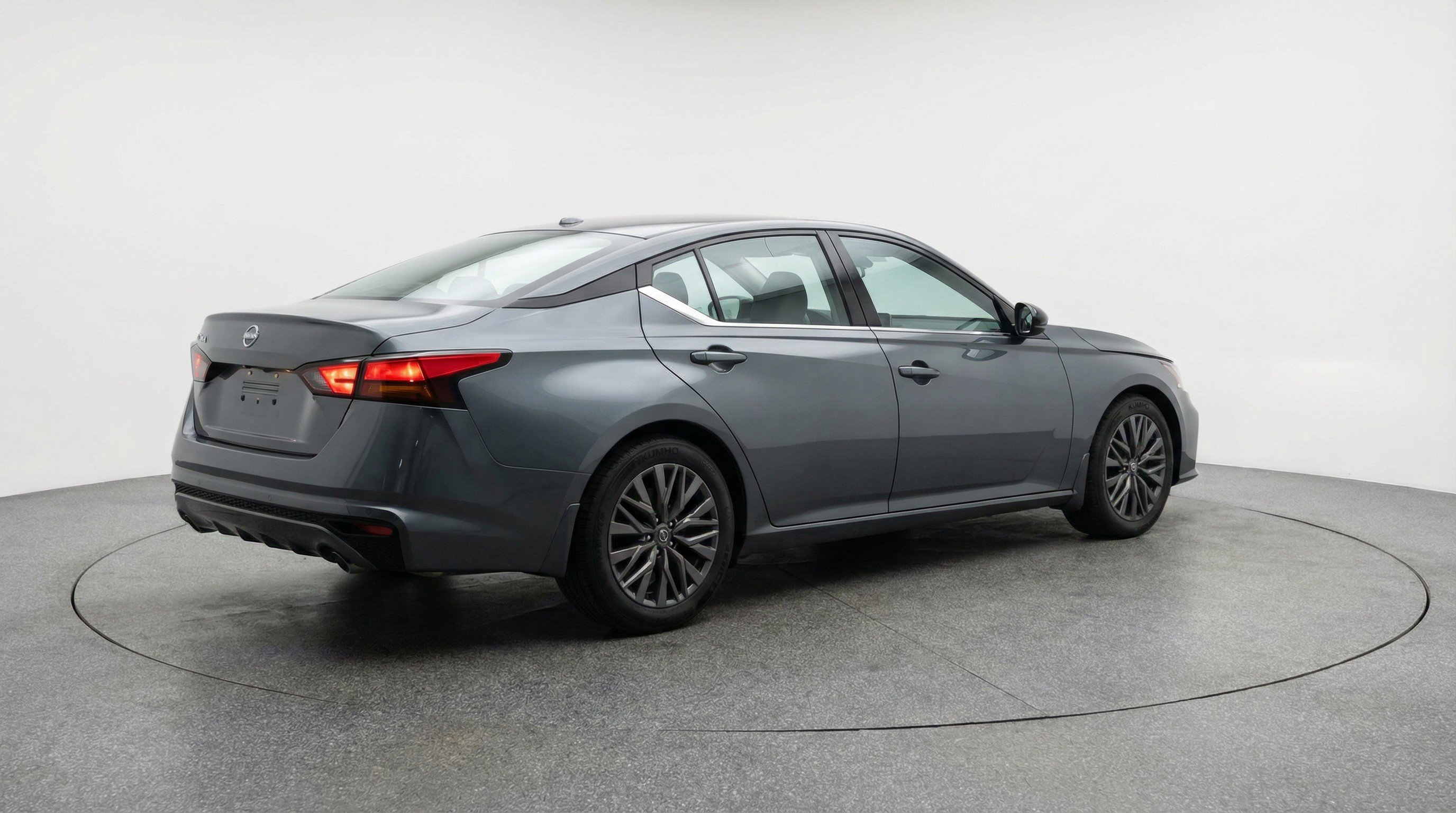 Used 2025 Nissan Altima 2.5 SV image 9