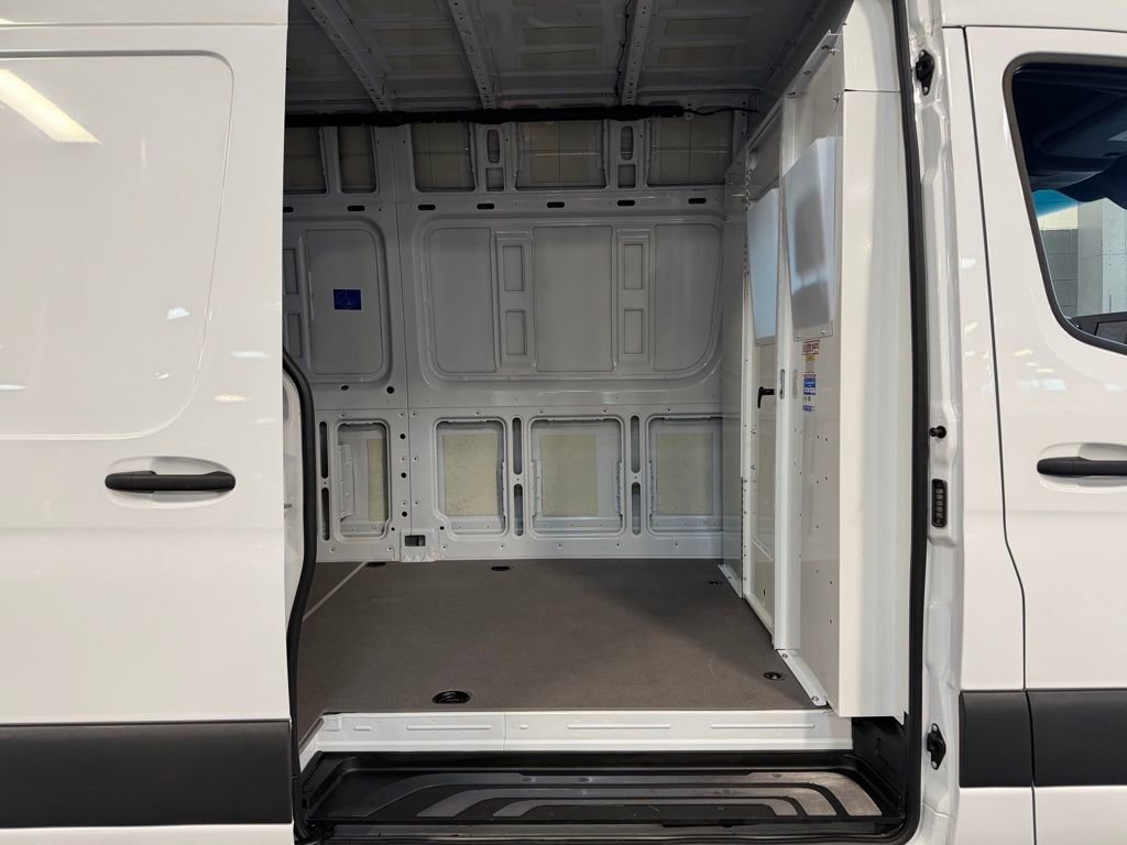 Used 2024 Mercedes-Benz Sprinter 2500 image 24