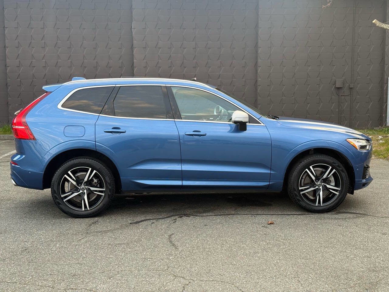 Used 2018 Volvo XC60 T8 R-Design w/ Convenience Package AWD/4WD image 4