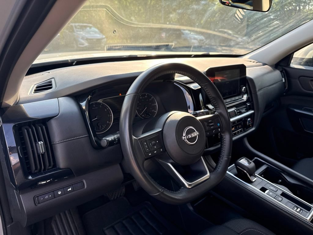 Used 2025 Nissan Pathfinder SV FWD image 17