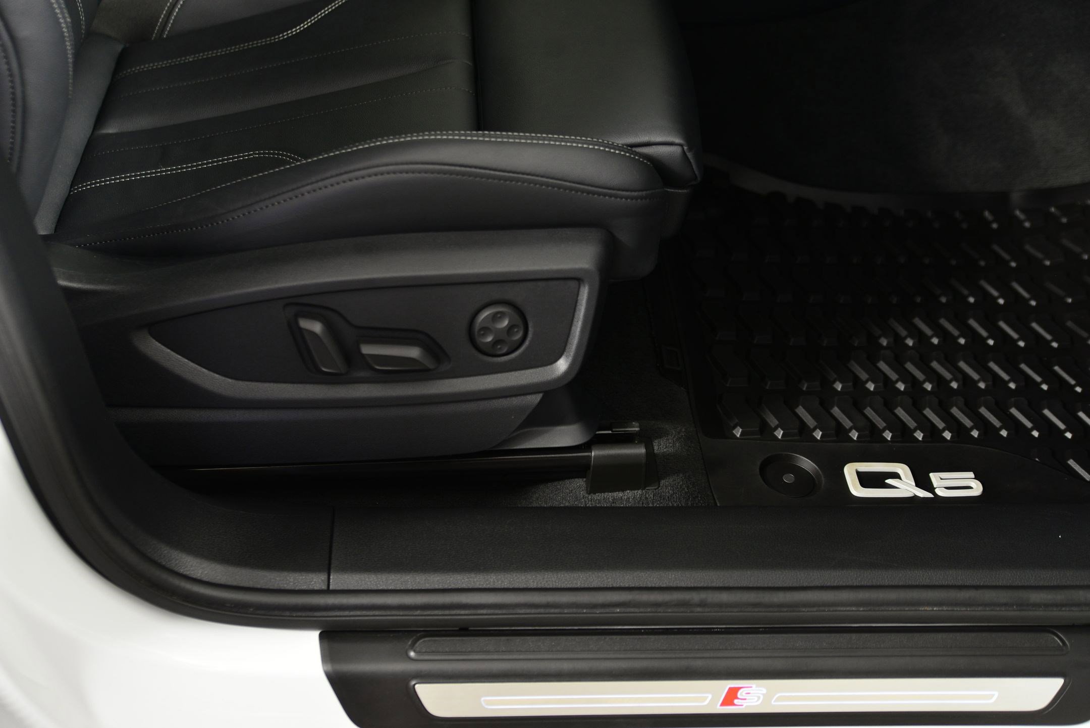 Certified 2024 Audi Q5 e Premium Plus image 12