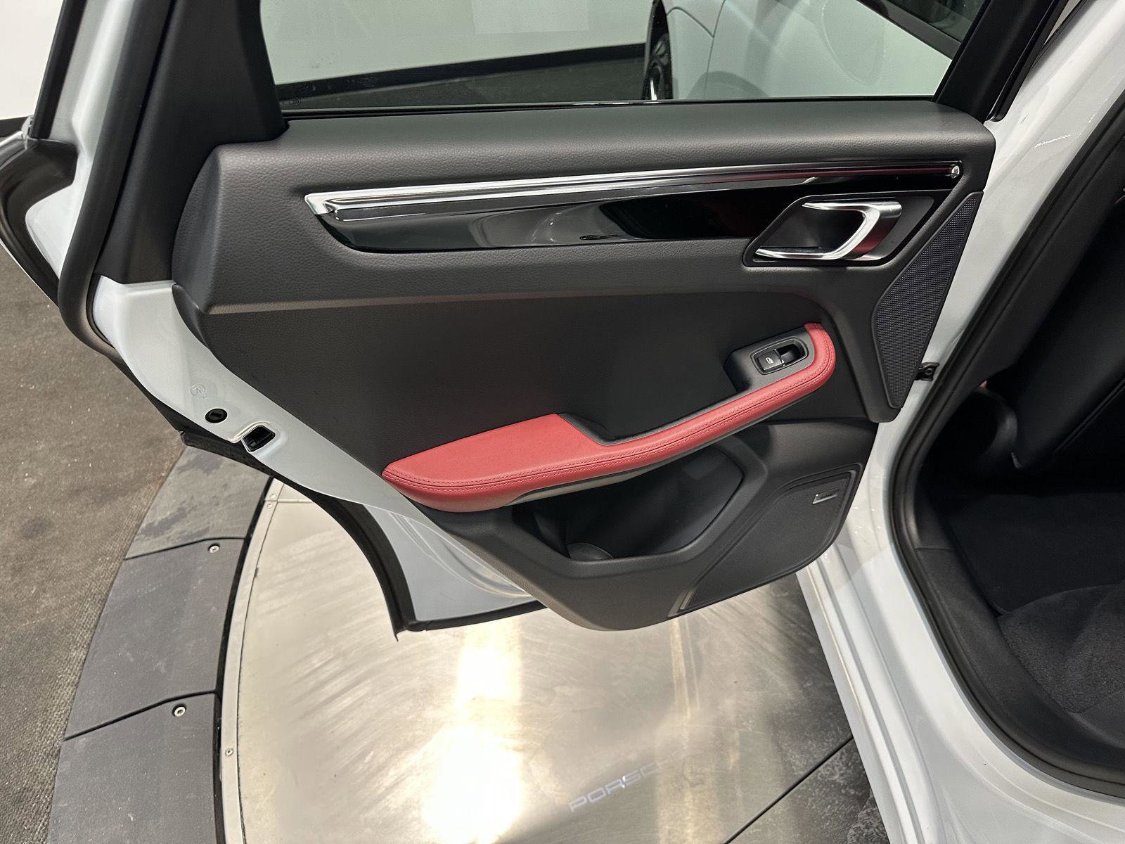 Certified 2025 Porsche Macan image 33