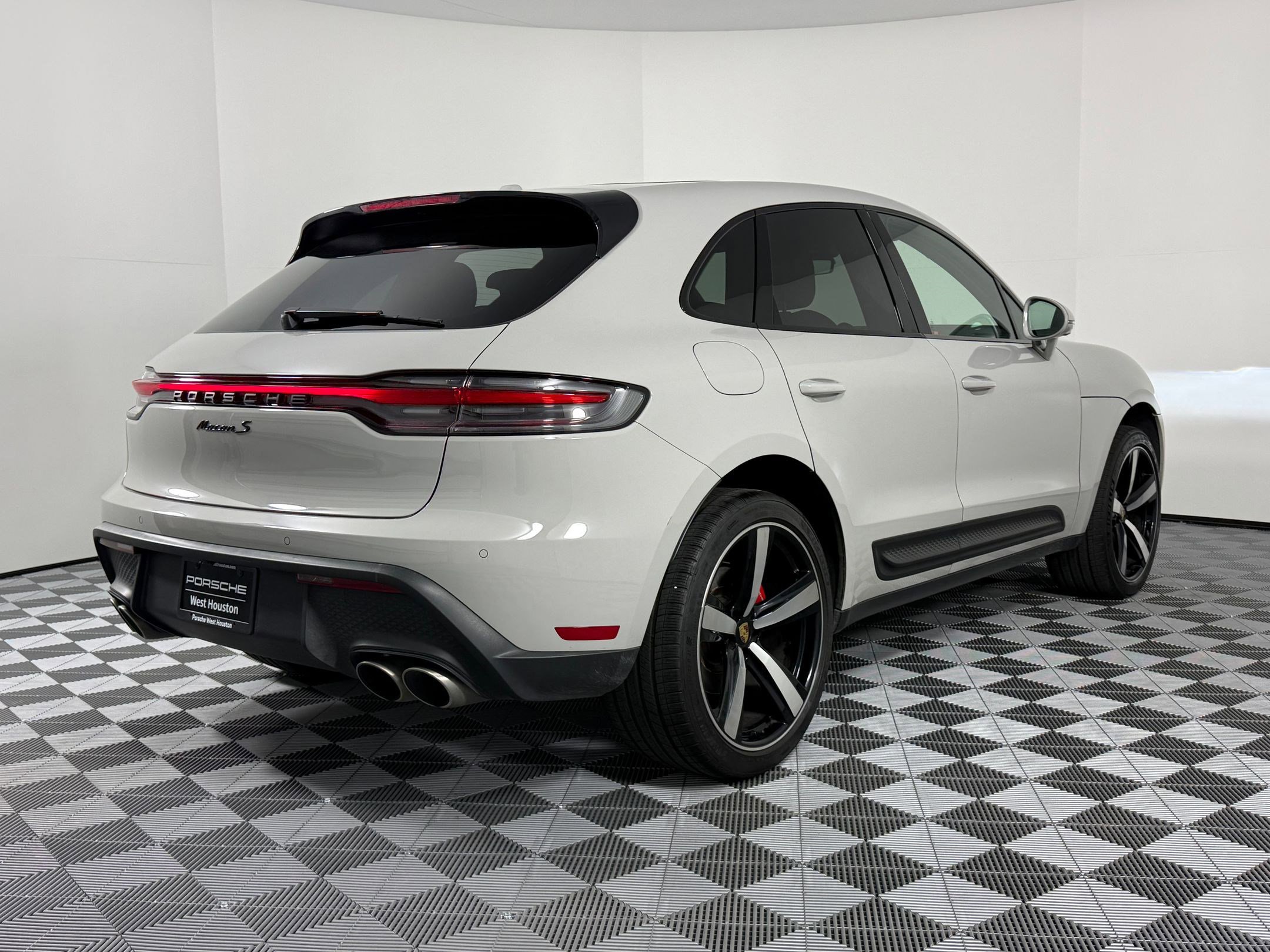 Certified 2024 Porsche Macan S image 9