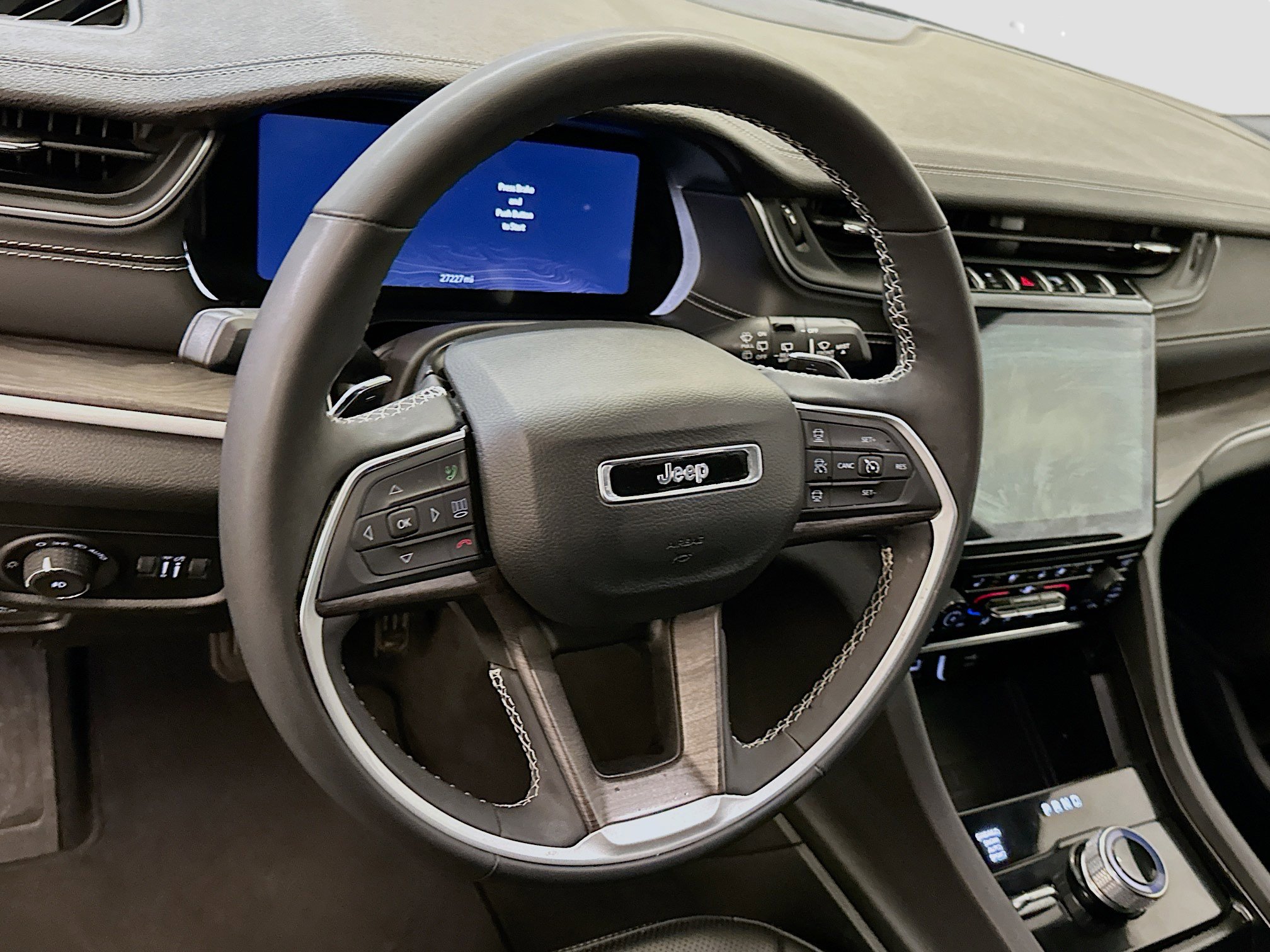 Used 2024 Jeep Grand Cherokee L Limited w/ Luxury Tech Group II image 18