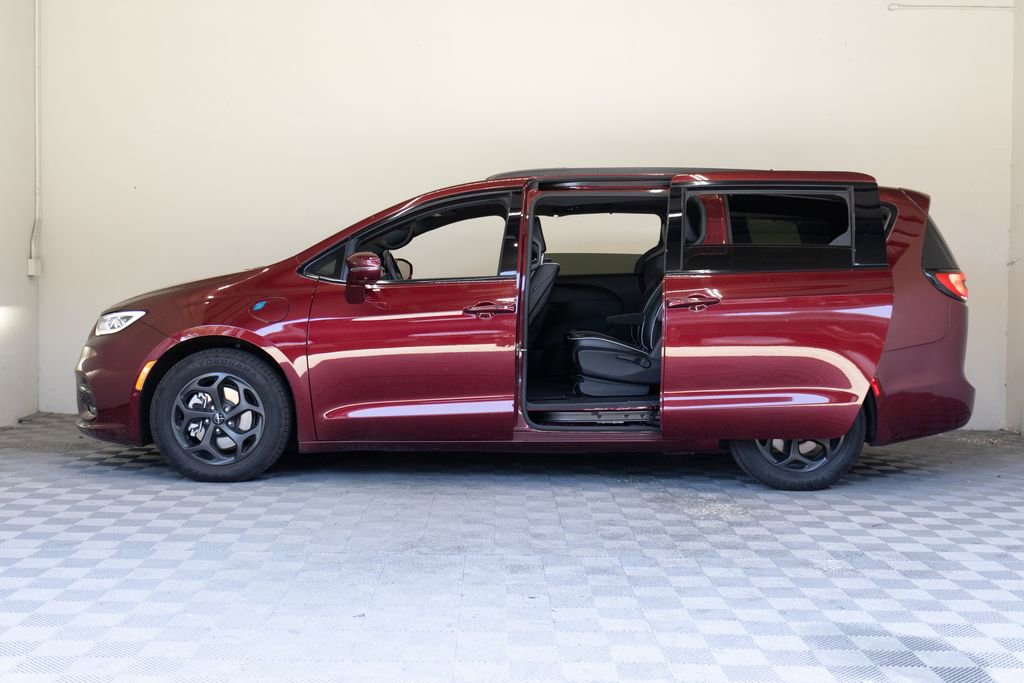 Used 2021 Chrysler Pacifica Limited w/ Uconnect Theater Family Group FWD image 7