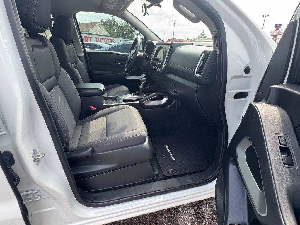 Used 2025 Nissan Frontier SV w/ Tow Package RWD image 12