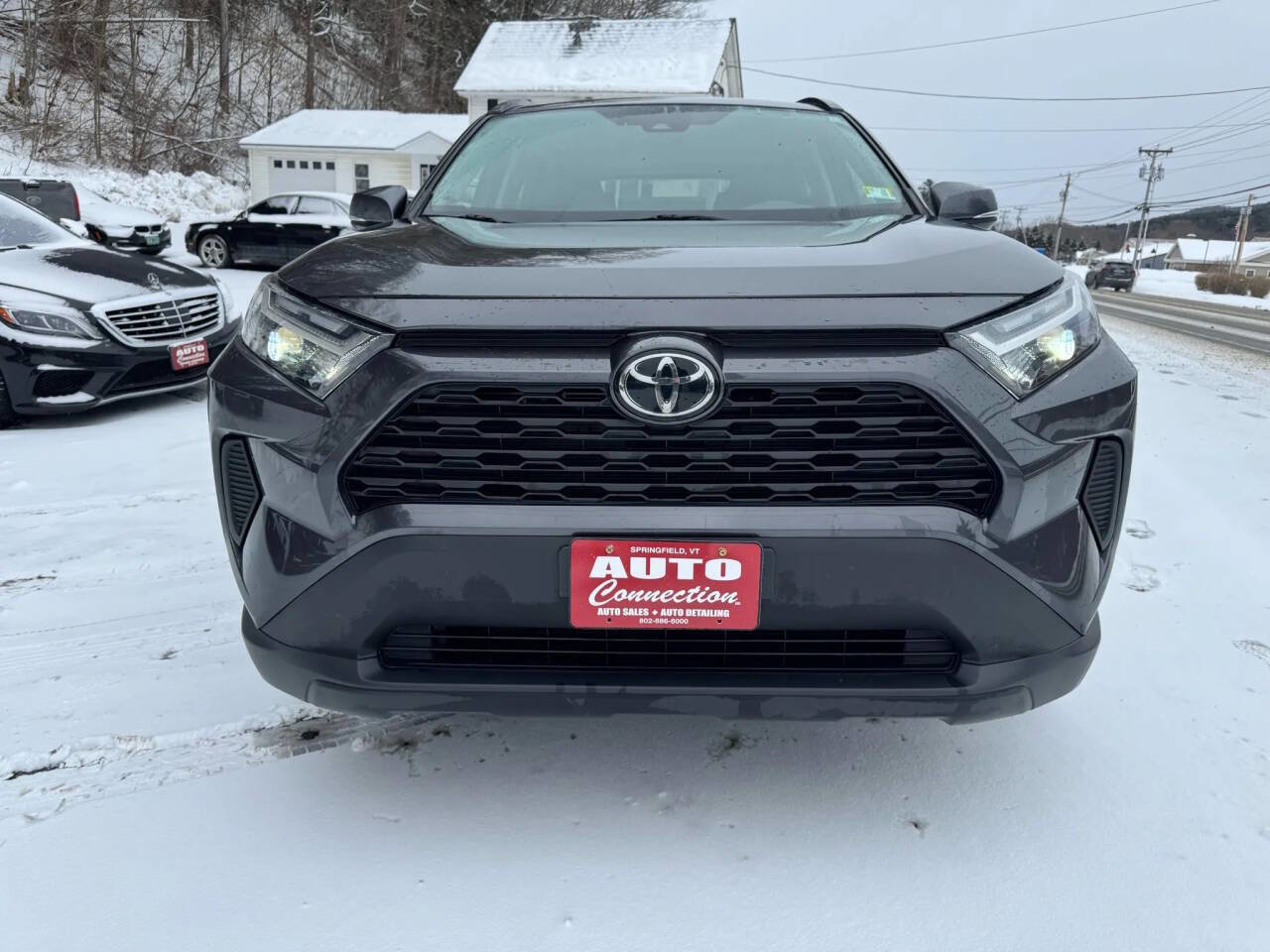 Used 2022 Toyota RAV4 XLE w/ Convenience Package image 2