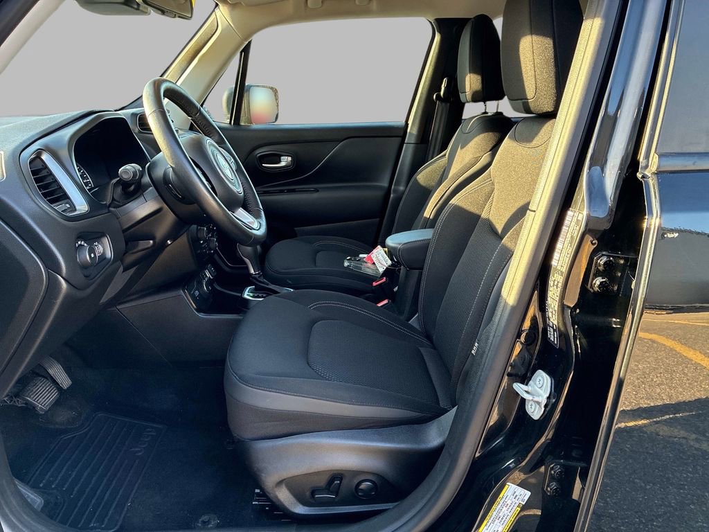 Certified 2023 Jeep Renegade Latitude w/ Premium Group AWD/4WD image 18