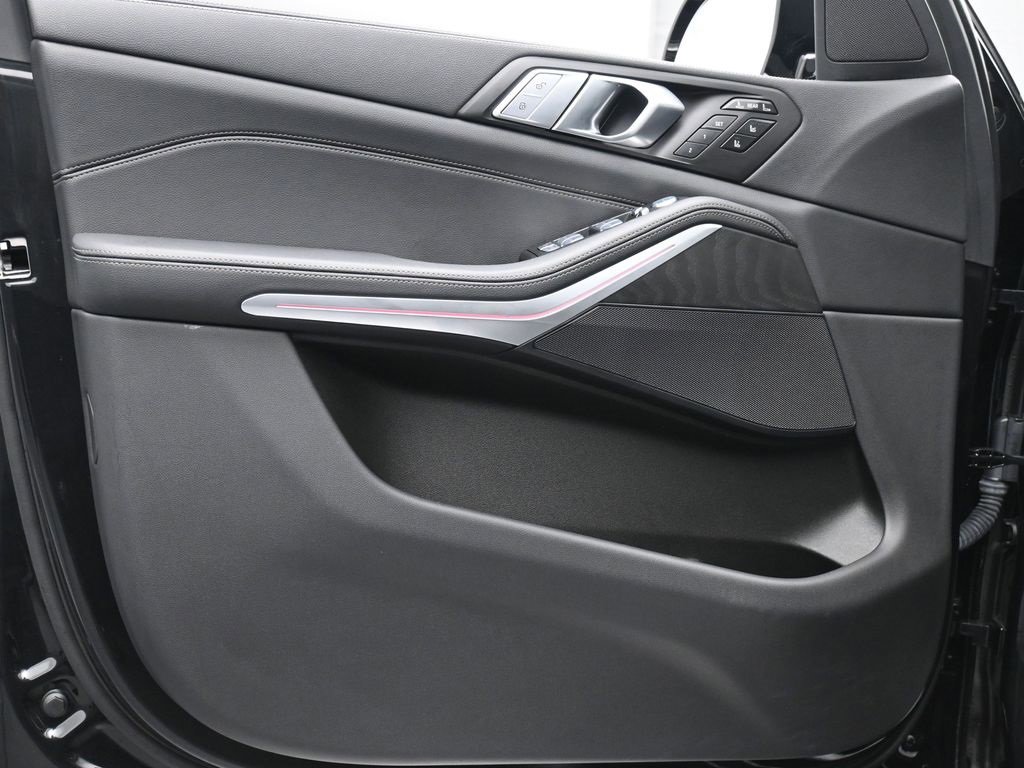 Used 2022 BMW X7 xDrive40i w/ Premium Package image 9
