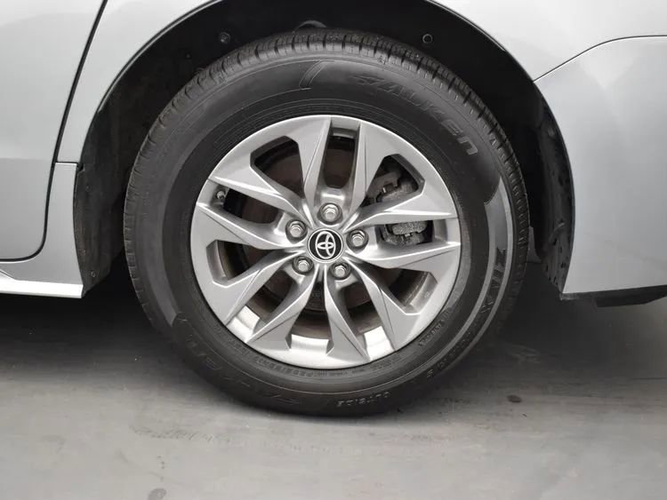 Used 2025 Toyota Sienna XLE image 37