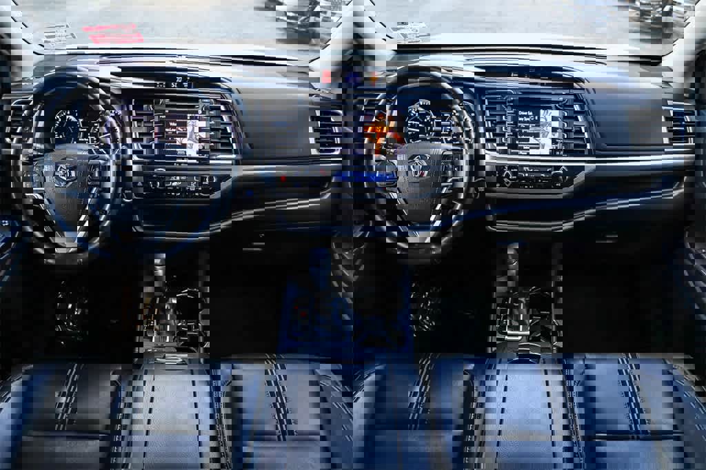 Used 2017 Toyota Highlander SE image 12