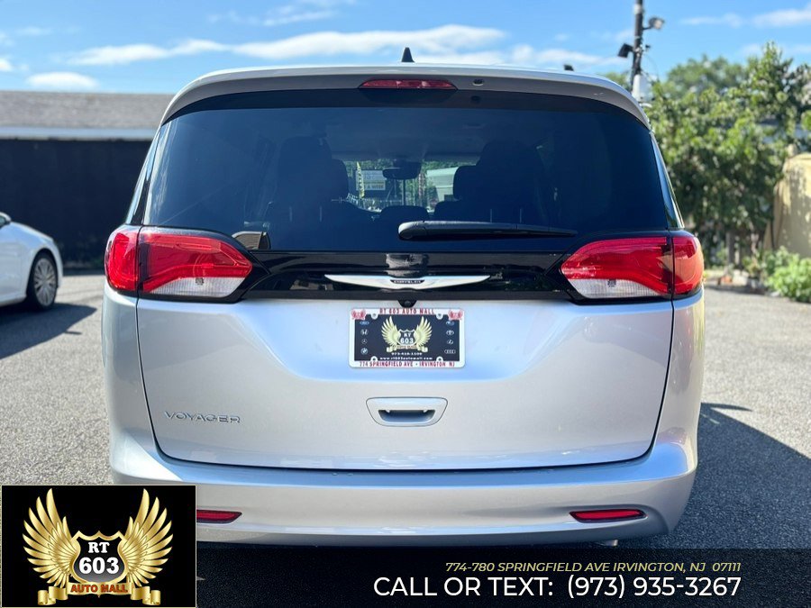 Used 2023 Chrysler Voyager LX FWD image 5