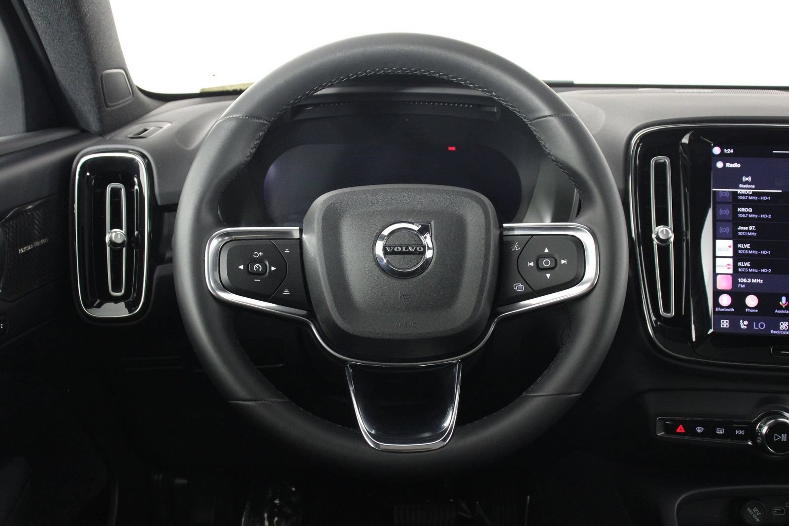 Certified 2023 Volvo C40 P8 Recharge Ultimate w/ Protection Package Premier AWD/4WD image 8