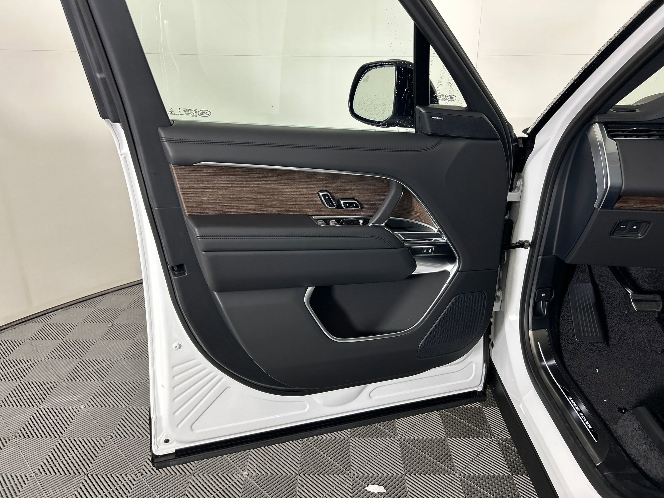 New 2025 Land Rover Range Rover SE image 20