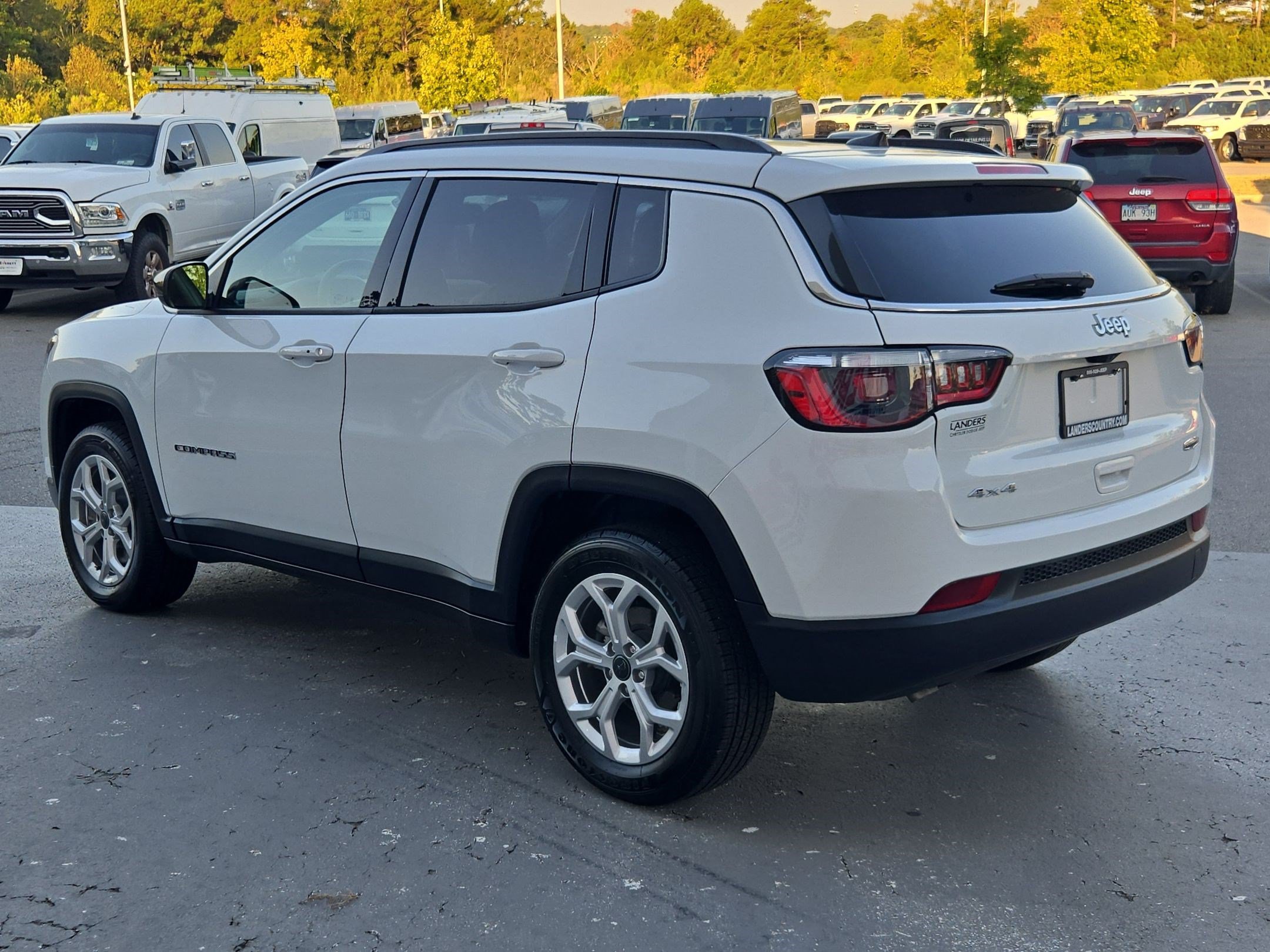 Used 2025 Jeep Compass Latitude AWD/4WD image 5