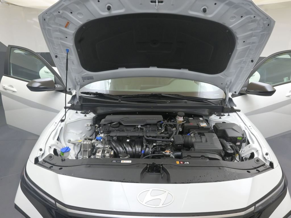 Certified 2025 Hyundai Elantra Sport FWD image 9