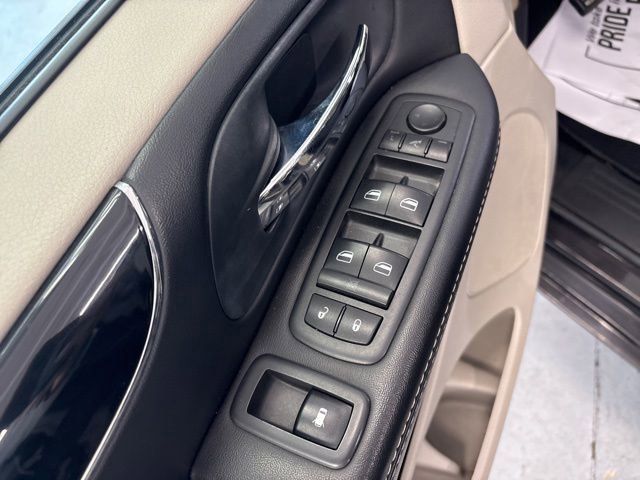 Used 2014 Chrysler Town & Country Touring-L FWD image 17