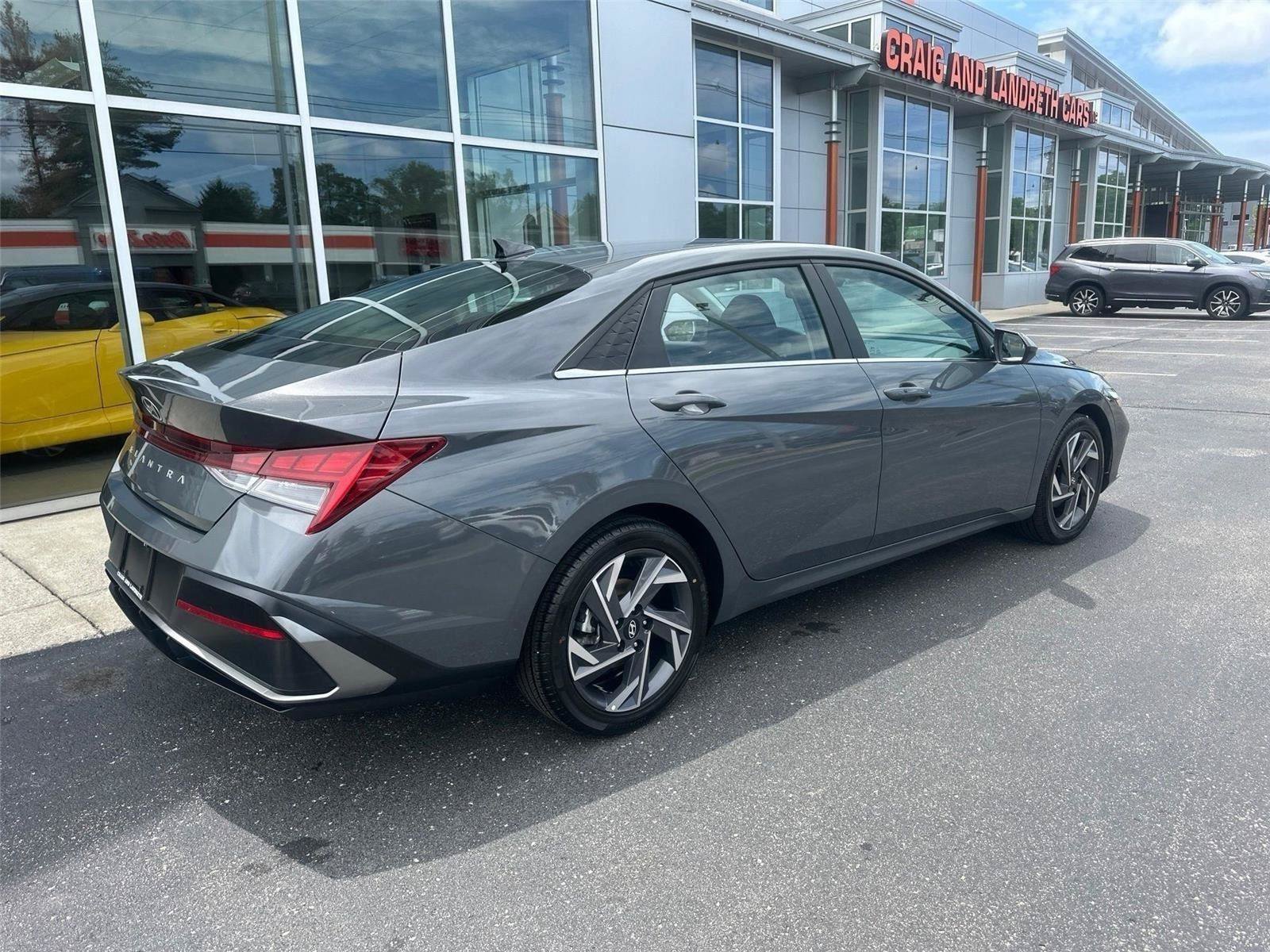 Used 2025 Hyundai Elantra SEL FWD video 3