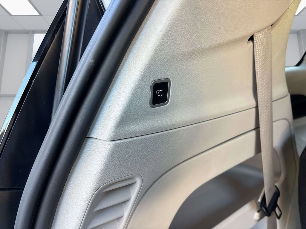 Used 2024 Chrysler Pacifica Touring-L image 16
