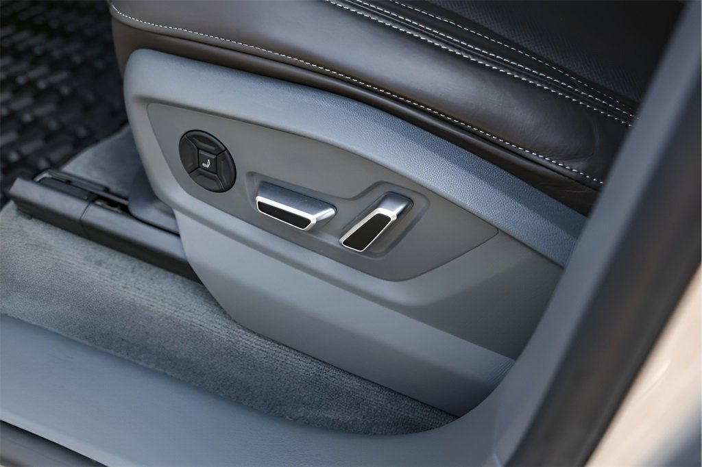 Used 2024 Audi Q8 Prestige image 11