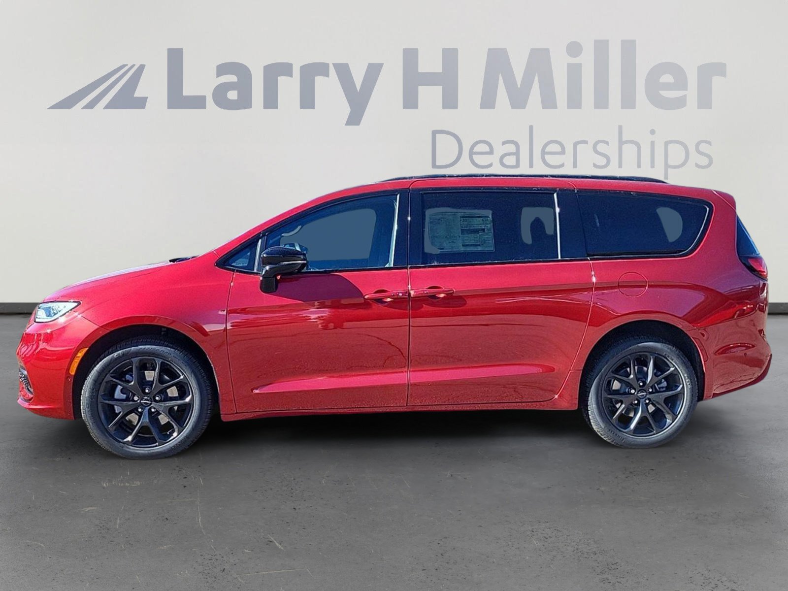 New 2025 Chrysler Pacifica Limited w/ Uconnect Theater Family Group image 2